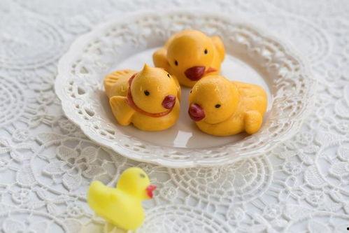 小黄鸭吃瓜视频,萌宠美食大揭秘