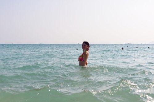 吃瓜三亚沙滩裸妆视频,美妆博主展现自然妆容魅力