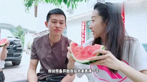 老婆耍赖孩子吃瓜视频播放,萌娃吃瓜,家庭欢乐瞬间引网友热议