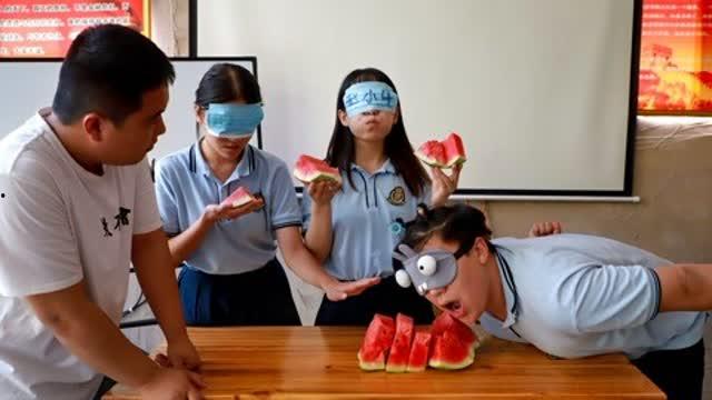学生蒙眼吃瓜比赛视频播放,趣味横生,挑战视觉极限