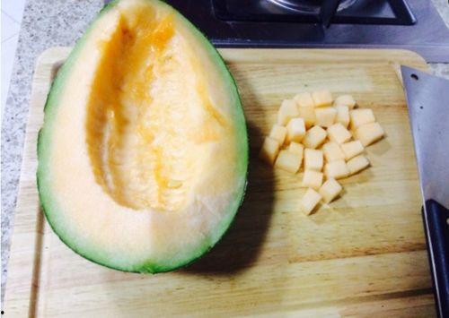 用哈密瓜牛奶做吃的视频,夏日清凉饮品新体验