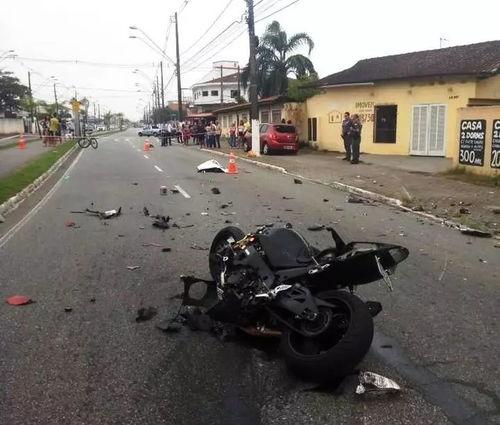 吃瓜自己摩托车追尾原视频